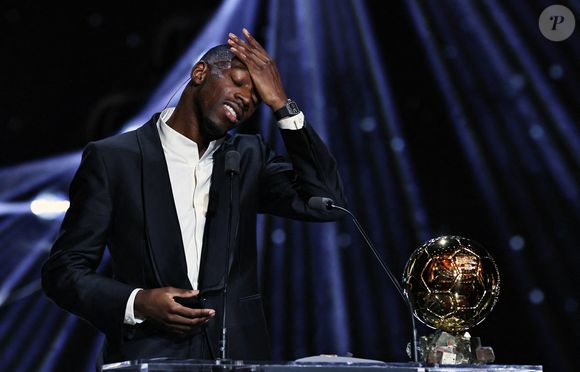 Le joueur français du Paris Saint-Germain, Ousmane Dembele, réagit après avoir remporté le Ballon d'Or masculin lors de la cérémonie de remise du Ballon d'Or France Football 2025 au Théâtre du Chatelet à Paris, France, le 22 septembre 2025. Photo de Gao Jing/Xinhua/ABACAPRESS.COM