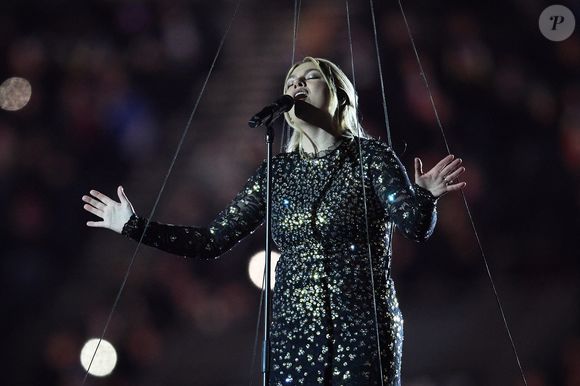 La chanteuse Louane (Louane Emera), représentante de la France au concours de l'Eurovision, interpréte pour la première fois son titre Maman, en hommage à sa mère décédée lorsqu'elle avait 17 ans, devant les 80 000 spectateurs, suspendue sur une plateforme, plusieurs mètres au-dessus de la pelouse et des musiciens, du Stade de France à la mi-temps du match du Tournoi des Six Nations opposant la France à l'Écosse, à Saint-Denis, Seine Saint-Denis, France, le 15 mars 2025. © Cyril Moreau/Bestimage