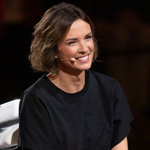 Exclusif -  Isabelle Ithurburu lors de l'enregistrement de l'émission "La chanson secrète N°14", présentée par Nikos Aliagas et diffusée le 26 décembre sur TF1, à Paris le 9 décembre 2025. © Jacovides-Moreau/Bestimage