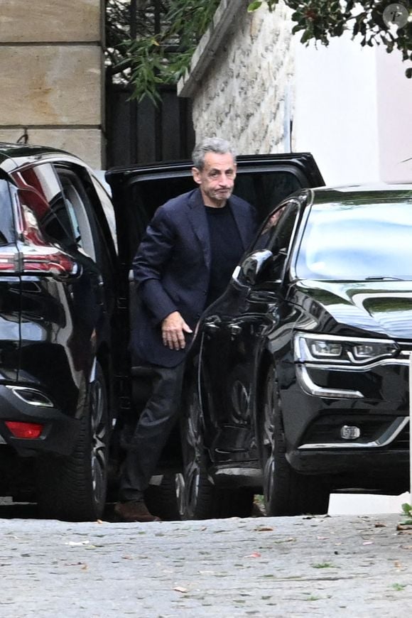 Il a repris une vie normale.

Nicolas Sarkozy et sa femme Carla Bruni sortent du restaurant Le Flandrin puis retournent à leur domicile à Paris le lendemain de la sortie de prison de l'ancien président.
Paris, le 11 novembre 2025.