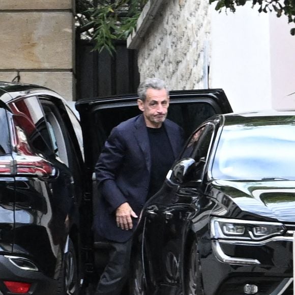 Il a repris une vie normale.

Nicolas Sarkozy et sa femme Carla Bruni sortent du restaurant Le Flandrin puis retournent à leur domicile à Paris le lendemain de la sortie de prison de l'ancien président.
Paris, le 11 novembre 2025.