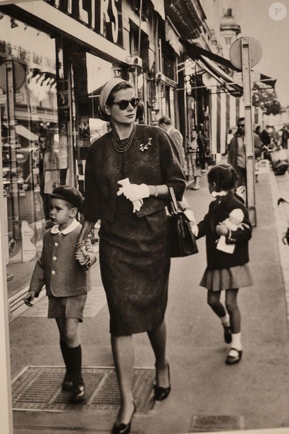 Visite de de l’exposition "Grace" qui se tient au Palais Princier de Monaco du 5 juillet au 14 septembre 2025, un hommage à la princesse Grace de Monaco le 7 juillet 2025. Cette exposition est une immersion dans l’univers privé de Grace Patricia Kelly à travers 90 m² d’espaces feutrés au cœur des grands appartements du Palais. Le visiteur découvrieGrace Kelly sous quatre aspects différents : la jeune femme naturelle photographiée en Jamaïque, l’épouse discrète du quotidien, la mère attentionnée et enfin la passionnée d’image, photographe et cinéaste, qui documentait sa vie familiale. Parmi les pièces maîtresses : ses lunettes personnelles, ses gants, chapeaux et le mythique sac Kelly d’Hermès. Une tapisserie florale témoigne de son amour pour la nature, passion moins connue du grand public, accompagnée d’une fragrance à la rose et d’un paysage sonore de chants d’oiseaux. © Claudia Albuquerque/Bestimage