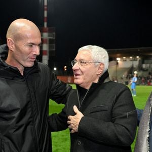 Zinedine Zidane, Mamo, le célèbre restaurateur antibois, et Alain Pedretti, l'ancien président de l'A.S. Cannes, durant la première édition du « match des légendes » opposant l'équipe des Légendes, les anciens de Cannes, à l'équipe des Etoiles avec pour capitaine Didier Deschamps, au stade Pierre de Coubertin à Cannes, le 30 octobre 2025. Les Légendes cannoises, coachées par Luis Fernandez et supportées par Zinedine Zidane qui portait les couleurs cannoises, mais qui n'a pas joué, ont remporté le match 3 à 2. Tous les bénéfices de la soirée seront reversés aux associations les Etoiles de l'Espoir, à l'association Adrien et à l'association Clin d'Oeil, qui oeuvrent pour les plus démunis et la jeunesse. © Bruno Bebert / Dominique Jacovides / Bestimage