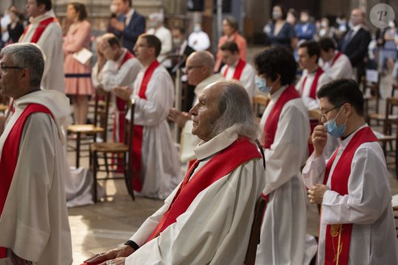 Exclusif - Père Guy Gilbert le « prêtre des loubards » - Ordinations Sacerdotales du diocèse de Paris en l'église Saint-Sulpice qui pour l'occasion s'est adaptée aux règles Covid 19, en ne recevant que 750 personnes pour une capacité initiale d'environ 2000 places, sous le ministère de Monseigneur Aupetit, en présence du Cardinal Mgr Vingt-Trois, du nouveau Nonce Apostolique  Mgr Celestino Migliore, mais aussi du Père Guy Gilbert le « prêtre des loubards », de Mgr Patrick Chauvet recteur de Notre-Dame de Paris, qui n'a pu recevoir la cérémonie pour la deuxième année consécutive suite à l'incendie de la cathédrale, et de nombreux évèques. Paris le 27 juin 2020. © Jack Tribeca/Bestimage
