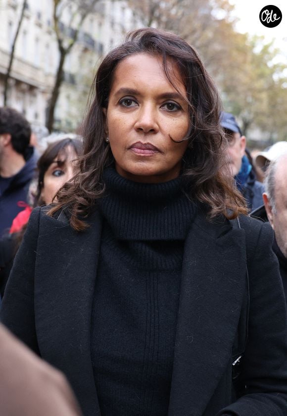 Vendredi 2 octobre 2026, Karine Le Marchand a révélé sur Instagram que sa mère s'était récemment brisée le col du fémur

Karine le Marchand - Marche pour la République et contre l'antisémitisme à Paris le 12 novembre 2023. © Denis Guignebourg / Bestimage