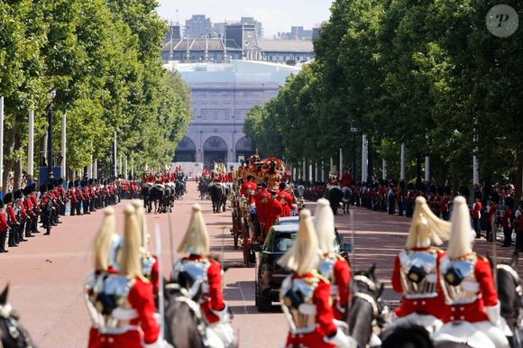Illustration - Le couple royal d'Angleterre au départ du palais de Buckingham pour l'ouverture officielle du parlement britannique au palais de Westminster à Londres. Le 17 juillet 2024