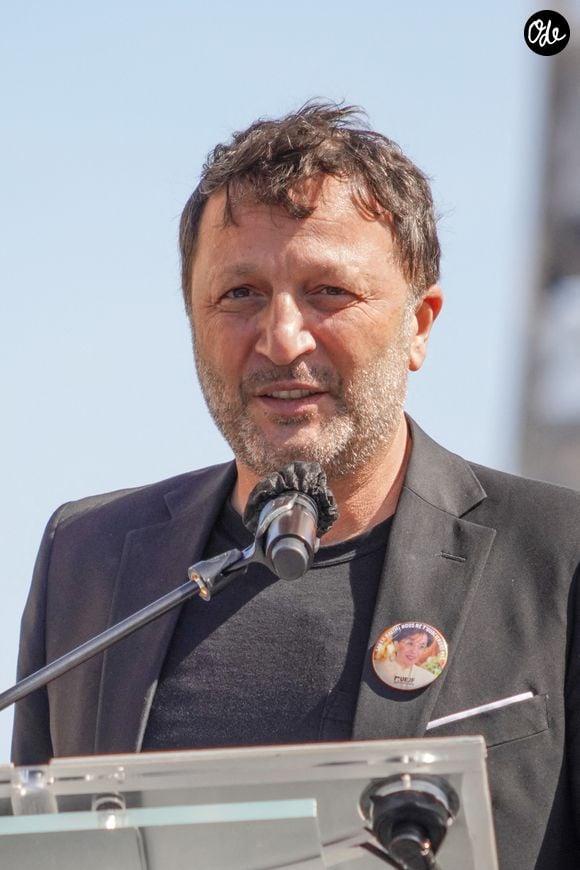 Le présentateur de télévision français Jacques Essebag, alias Arthur, alors que des personnes se rassemblent pour réclamer justice pour la défunte Sarah Halimi sur la place du Trocadéro à Paris, le 25 avril 2021. Photo de Francis Petit/ABACAPRESS.COM