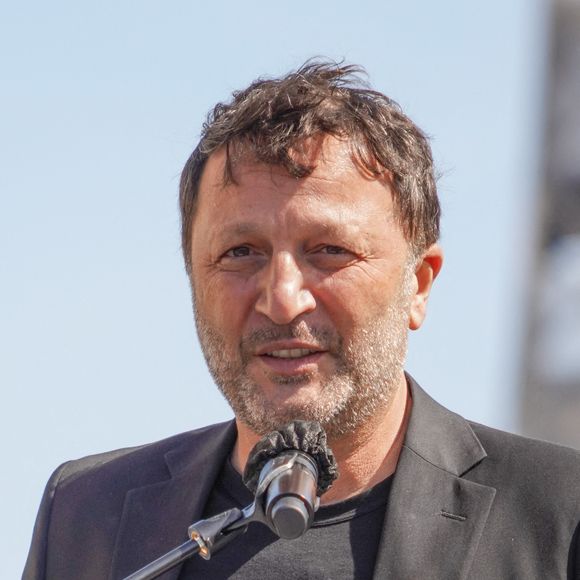 Le présentateur de télévision français Jacques Essebag, alias Arthur, alors que des personnes se rassemblent pour réclamer justice pour la défunte Sarah Halimi sur la place du Trocadéro à Paris, le 25 avril 2021. Photo de Francis Petit/ABACAPRESS.COM