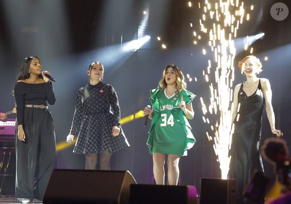 Exclusif - Mentissa Aziza, Linh, Julie Zenatti et Natasha St-Pier lors du concert du gala de Noël de l'association Tout le monde contre le cancer fête ses 20 ans diffusé le 24 décembre sur M6 à l'Adidas Aren Porte de la Chapelle à Paris, France, le 4 décembre 2025. © Coadic Guirec/Bestimage