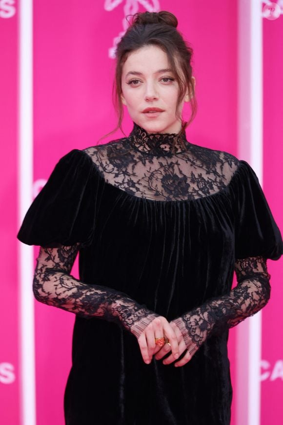 Zoe Adjani sur le tapis rose lors de la 9ème édition de "CanneSeries" à Cannes le 24 Avril 2026. © Denis Guignebourg / BestImage