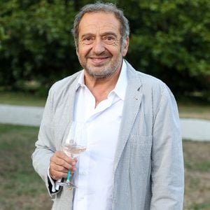 Patrick Timsit - Cérémonie d'ouverture du Festival International du Film de Pauillac au Château d'Armailhac à Pauillac le 8 juillet 2025. 

© Jean-Marc Lhomer/Bestimage