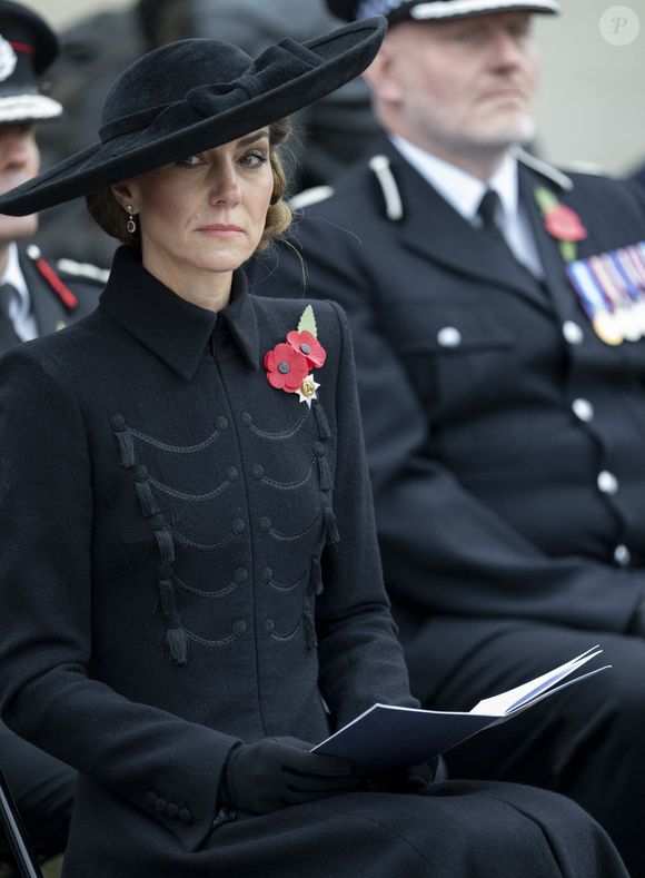 Une apparition en solo très réussie pour la princesse de Galles.

Kate Middleton, princesse de Galles, lors de la cérémonie du souvenir organisée par la Royal British Legion au National Memorial Arboretum dans le Staffordshire le 11 novembre 2025. Photo par GOFF  / BESTIMAGE