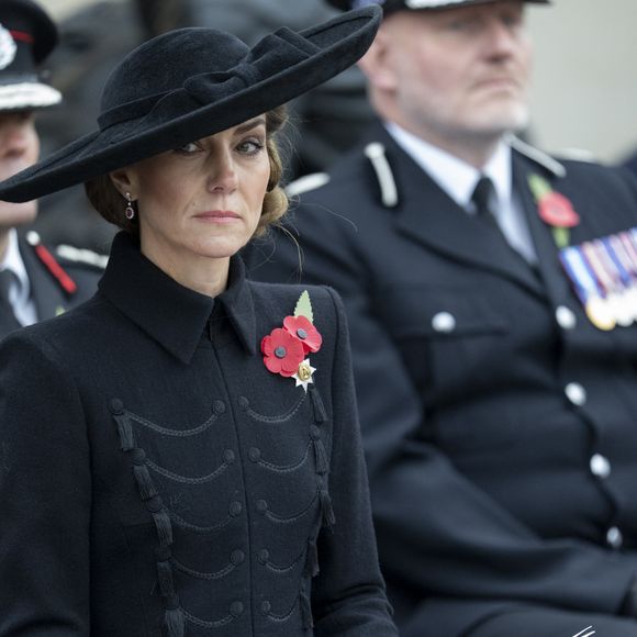 Une apparition en solo très réussie pour la princesse de Galles.

Kate Middleton, princesse de Galles, lors de la cérémonie du souvenir organisée par la Royal British Legion au National Memorial Arboretum dans le Staffordshire le 11 novembre 2025. Photo par GOFF  / BESTIMAGE