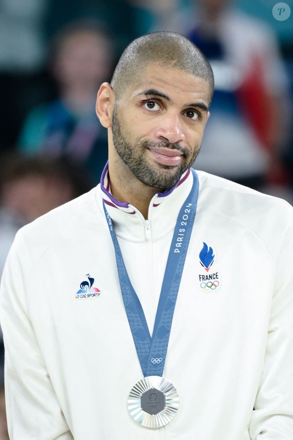 C'est le journal L’Informé qui a levé le voile sur les détails de cette opération. Jusqu’ici, Nicolas Batum détenait, via sa structure NBA Participations, 49 % de la société d’exploitation du Domaine de Quétiéville.

Nicolas Batum ( 5 - France ) avec la médaille d'argent lors du match des Jeux Olympiques de 2024 entre la France et les Etats-Unis à l'Arena Bercy le 10 août 2024 à Paris, France. © Federico Pestellini / Panoramic / Bestimage