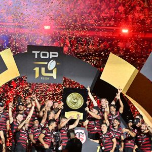 Les coéquipiers du Stade Toulousain laissent exploser sa joie - Les Toulousains soulèvent leur quatrième Bouclier de Brennus d'affilée, après leur victoire face à Montpellier (28 - 20) en finale du Top 14 au stade de France, le 27 juin 2026. 
© Christian Liewig / Bestimage