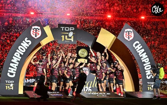 Les coéquipiers du Stade Toulousain laissent exploser sa joie - Les Toulousains soulèvent leur quatrième Bouclier de Brennus d'affilée, après leur victoire face à Montpellier (28 - 20) en finale du Top 14 au stade de France, le 27 juin 2026. 
© Christian Liewig / Bestimage
