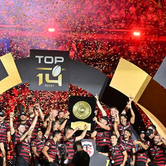 Les coéquipiers du Stade Toulousain laissent exploser sa joie - Les Toulousains soulèvent leur quatrième Bouclier de Brennus d'affilée, après leur victoire face à Montpellier (28 - 20) en finale du Top 14 au stade de France, le 27 juin 2026. 
© Christian Liewig / Bestimage