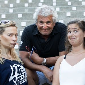 Caroline Vigneaux, Michel Boujenah et Élodie Poux avant la représentation des one-woman-show "Caroline Vigneaux croque la pomme" et "Elodie Poux - Le Syndrome Du Playmobil" lors du Festival de Ramatuelle, France, le 8 août 2019.
© Cyril Bruneau/Festival de Ramatuelle/Bestimage