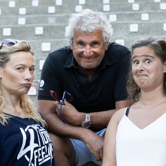 Caroline Vigneaux, Michel Boujenah et Élodie Poux avant la représentation des one-woman-show "Caroline Vigneaux croque la pomme" et "Elodie Poux - Le Syndrome Du Playmobil" lors du Festival de Ramatuelle, France, le 8 août 2019.

© Cyril Bruneau/Festival de Ramatuelle/Bestimage
