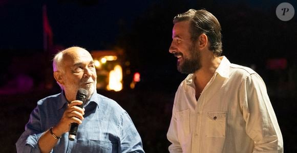 Le film réunit Gérard Jugnot et l’humoriste Maxime Gasteuil.

Exclusif - Gérard Jugnot, Maxime Gasteuil - Les Toiles de Ramatuelle présentent en avant-première le film "Y a pas de réseau" de E. Pluvieux avec M. Gasteuil, G.Jugnot et M. Azem au cinéma en plein air sur la plage de Tahiti Beach à Ramatuelle le 23 juillet 2025. © Antoine Tomaselli/Bestimage