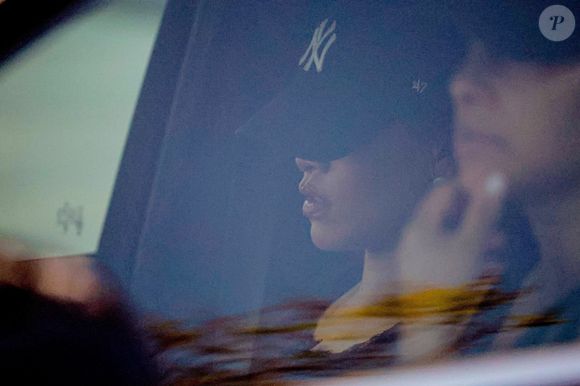 Los Angeles, Californie - EXCLUSIF - Rihanna, enceinte de son troisième enfant avec ASAP Rocky, a été vue en train de savourer un Fat Burger chaud sur le pouce, coincée dans les embouteillages. PHOTOGRAPHIÉE LE 24/05/2025 © Backgrid USA / Bestimage