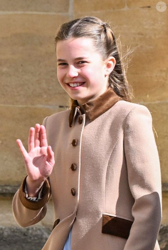 La princesse Charlotte assiste à l'office annuel de Pâques à la chapelle Saint-Georges, dans l'enceinte du château de Windsor, le 5 avril 2026.

Photo : Backgrid UK/ Bestimage