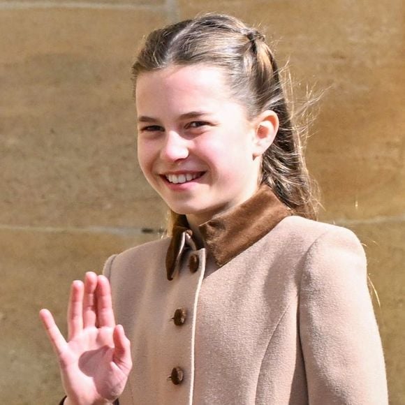 La princesse Charlotte assiste à l'office annuel de Pâques à la chapelle Saint-Georges, dans l'enceinte du château de Windsor, le 5 avril 2026.

Photo : Backgrid UK/ Bestimage