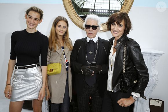Karl Lagerfeld entouré de Inès de la Fressange et ses filles Nine et Violette d'Urso - Backstage du défilé de mode, collection Haute-Couture automne-hiver 2014/2015 "Chanel" au Grand Palais à Paris. Le 8 juillet 2014