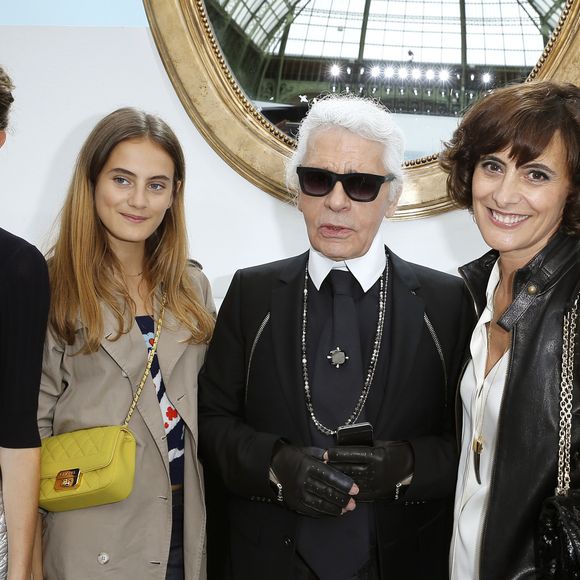 Karl Lagerfeld entouré de Inès de la Fressange et ses filles Nine et Violette d'Urso - Backstage du défilé de mode, collection Haute-Couture automne-hiver 2014/2015 "Chanel" au Grand Palais à Paris. Le 8 juillet 2014