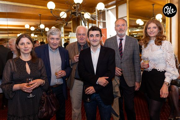 Une centaine de figures du monde littéraire et intellectuel ont participé à cet événement.

Exclusif - Annick Steta, Eryck de Rubercy, Jean-Pierre Naugrette, Arnaud Miranda, Marin de Viry, Catherine Van Offelen - Le prix de la Revue des Deux Mondes est décerné cette année à A.Miranda pour son livre "Les Lumières sombres" paru aux éditions Gallimard. Il a été remis au lauréat le 2 juin 2026 par la directrice de "La Revue des Deux Mondes", A.Julia, et son propriétaire M.L.deLacharrière, lors d’une cérémonie au Bistrot de Paris, en présence d’une centaine d’invités. 
©Tiphaine Lebely / Bestimage