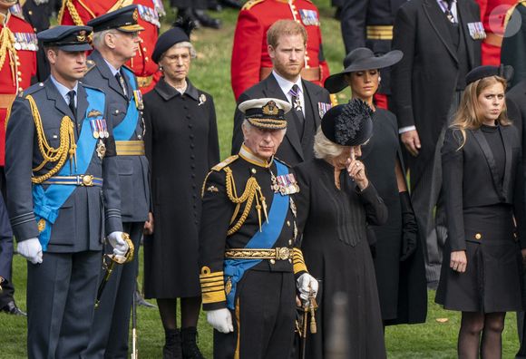 Le 19 septembre 2022 de (gauche à droite) Le Prince de Galles, le Roi Charles III, le Duc de Sussex, la Reine Consort, la Duchesse de Sussex et la Princesse Beatrice regardent la voiture d'apparat transportant le cercueil de la Reine Elizabeth II arriver à l'Arche de Wellington. Photo : Jane Barlow/PA Wire