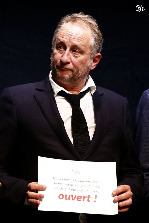 Pourtant, à plusieurs reprises, il a accepté de revenir sur une histoire marquante : sa relation de longue durée avec Coralie, qui a duré plus de vingt ans.

Benoît Poelvoorde - Cérémonie d'ouverture du Festival Lumière 2021 à Lyon le 9 octobre 2021.© Pascal Fayolle/ Bestimage