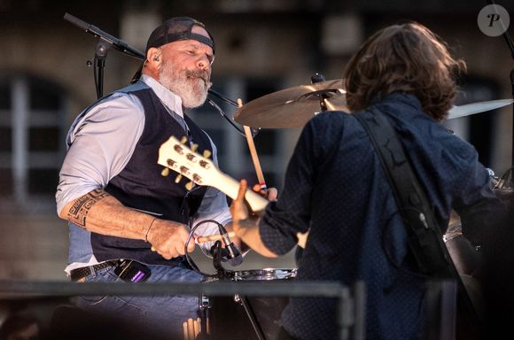 Le grand chef et animateur TV Philippe Etchebest est egalement leader et batteur d'un groupe de rock, "Chef and the Gang", il a organisé pour la fete de la musique un concert devant un de ses restaurants, " Le Quatrieme Mur", qu'il dirige dans le batiment de l'Opera de Bordeaux, le 21 Juin 2024. Patrick Bernard-Thierry David/ Bestimage
