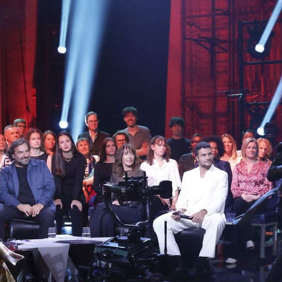 Exclusif - André Manoukian, Dani Borg (ancienne clodette) et Amir Haddad lors de l'enregistrement de l'émission Le Grand Echiquier - Spécial Claude François présentée par C.Chazal et A.Manoukian et diffusée le 13 janvier sur France, à l'Opéra royal du château de Versailles, accompagné par l'Orchestre de l'Opéra Royal à Versailles, France, le 16 septembre 2025. © Jack Tribeca/Bestimage