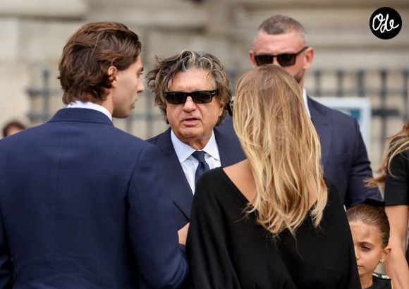 Robert Agostinelli, et ses enfants, Carlo Agostinelli et Héloïse Agostinelli - Arrivées aux obsèques de Mathilde Favier en l'église Saint-Sulpice à Paris. © Dominique Jacovides-Cyril Moreau/Bestimage