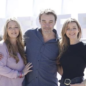 Si le nom de la chaîne n’a pas encore été révélé, le créateur promet un retour rapide de la bande culte. De quoi attiser la curiosité des téléspectateurs les plus nostalgiques.

Tom Schacht, Helene Rolles, Laure Guibert et Patrick Puydebat (Les mystères de l'Amour) lors du photocall de 'CanneSeries ' Saison 6 au Palais des Festivals de Cannes le 15 Avril 2023. 

© Denis Guignebourg/Bestimage