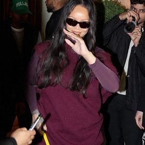 Rihanna, avec un sac à main Dior "Dracula", et ASAP Rocky quittent en famille le restaurant italien "Siena" à Paris, le 4 avril 2026.  Backgrid USA / Bestimage