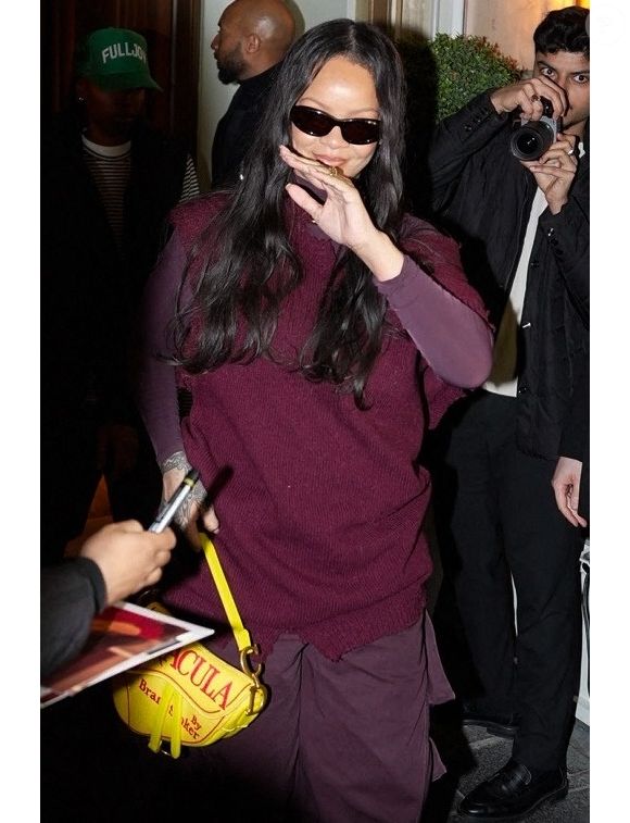 Rihanna, avec un sac à main Dior "Dracula", et ASAP Rocky quittent en famille le restaurant italien "Siena" à Paris, le 4 avril 2026.  Backgrid USA / Bestimage