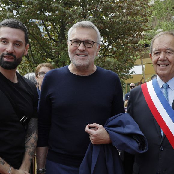 Les deux hommes ont ainsi mis fin à sept ans de relation "d'un commun accord".

Exclusif - Hugo Manos et son compagnon Laurent Ruquier, Patrick Ollier 
Inauguration de la place Line Renaud a Rueil-Malmaison le 22 Juin 2024.
© Jlppa / Bestimage