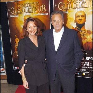 De son premier mariage avec Lisette Barucq, Roger Hanin a eu une fille. Son unique enfant, Isabelle Hanin...

Roger Hanin et sa fille Isabelle à la générale de Spartacus le gladiateur d'Elie Chouraqui au palais des sports à Paris le 14 octobre 2004. Crédit : Rachid Bellak / Bestimage