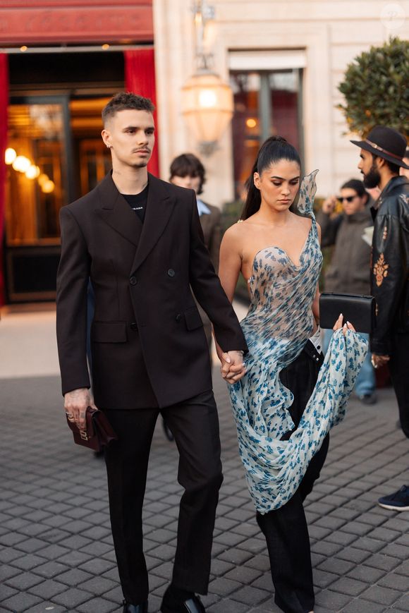 Roméo Beckham et sa compagne Kim Turnbull sortent de l'hôtel La Réserve Paris - Hotel and Spa pour se rendre au défilé de Victoria en marge de la Fashion Week de Paris (PFW), à Paris, France, le 7 mars 2025. © Tiziano da Silva/Bestimage
