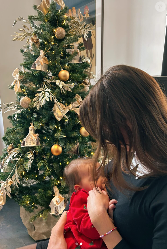 Ces images contrastent avec le rythme intense de son quotidien professionnel sur BFMTV.

Emilie Broussouloux avec sa petite dernière - Capture Instagram