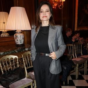 Ce comportement était lié à un vide affectif et perturbait fortement son quotidien, surtout ses nuits.

Evelyne Bouix - Défilé rétrospectif Nathalie Garçon à l'occasion de ses 35 ans de sa marque lors d'une closing party à l'hôtel Raphael à Paris le 19 novembre 2024. © Coadic Guirec/Bestimage