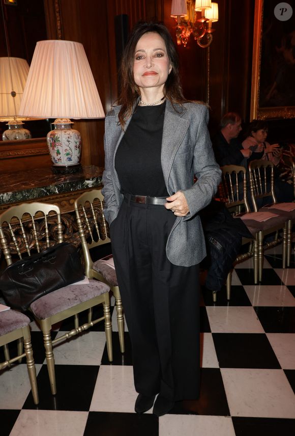 Ce comportement était lié à un vide affectif et perturbait fortement son quotidien, surtout ses nuits.

Evelyne Bouix - Défilé rétrospectif Nathalie Garçon à l'occasion de ses 35 ans de sa marque lors d'une closing party à l'hôtel Raphael à Paris le 19 novembre 2024. © Coadic Guirec/Bestimage