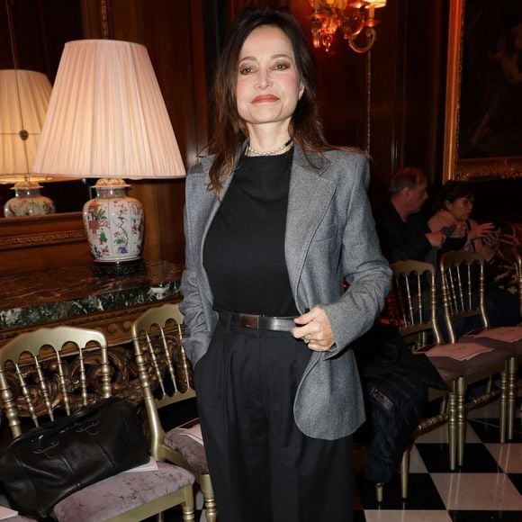 Ce comportement était lié à un vide affectif et perturbait fortement son quotidien, surtout ses nuits.

Evelyne Bouix - Défilé rétrospectif Nathalie Garçon à l'occasion de ses 35 ans de sa marque lors d'une closing party à l'hôtel Raphael à Paris le 19 novembre 2024. © Coadic Guirec/Bestimage