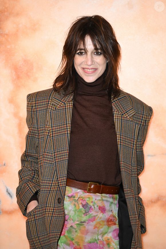 Charlotte Gainsbourg assiste au défilé Yves Saint Laurent Womenswear Fall/Winter 2025-2026 dans le cadre de la Fashion Week de Paris à Paris, France, le 11 mars 2025. Photo par Aurore Marechal/ABACAPRESS.COM