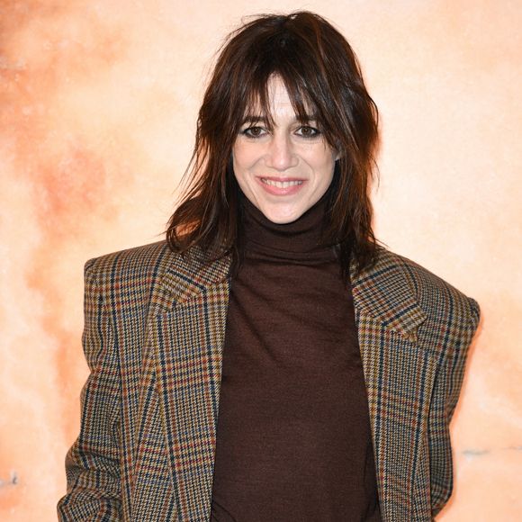 Charlotte Gainsbourg assiste au défilé Yves Saint Laurent Womenswear Fall/Winter 2025-2026 dans le cadre de la Fashion Week de Paris à Paris, France, le 11 mars 2025. Photo par Aurore Marechal/ABACAPRESS.COM