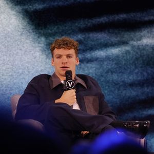 Autodidacte, Léon Marchand apprend seul, en s'appuyant sur des tutoriels disponibles sur YouTube.
Leon Marchand lors de la 10ème édition du salon VivaTech 2026, dédié aux startups et à l'innovation technologiques, au Paris Expo Porte de Versailles à Paris, France, le 17 juin 2026. © Marc Ausset-Lacroix/Bestimage