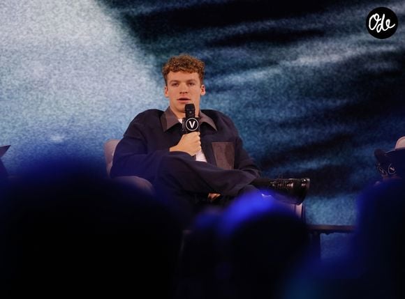 Autodidacte, Léon Marchand apprend seul, en s'appuyant sur des tutoriels disponibles sur YouTube.

Leon Marchand lors de la 10ème édition du salon VivaTech 2026, dédié aux startups et à l'innovation technologiques, au Paris Expo Porte de Versailles à Paris, France, le 17 juin 2026. © Marc Ausset-Lacroix/Bestimage