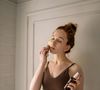 Des dermatologues comme Mona Gohara (Yale School of Medicine, citée par Prevention) rappellent que l’efficacité dépend surtout de la cohérence des produits, pas de leur nombre.

Yan Krukau sur Pexels